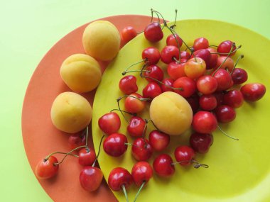 kayısı ve tatlı kiraz güzel bir plaka üzerinde yalan