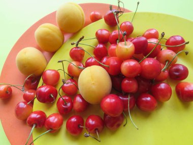 kayısı ve tatlı kiraz güzel bir plaka üzerinde yalan