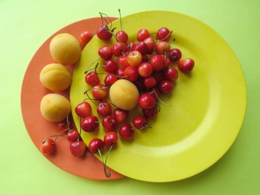 kayısı ve tatlı kiraz güzel bir plaka üzerinde yalan