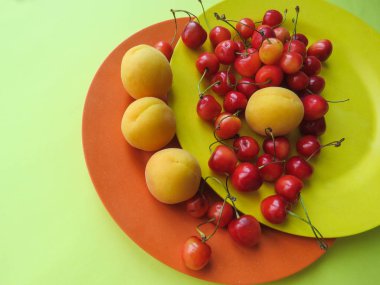 kayısı ve tatlı kiraz güzel bir plaka üzerinde yalan