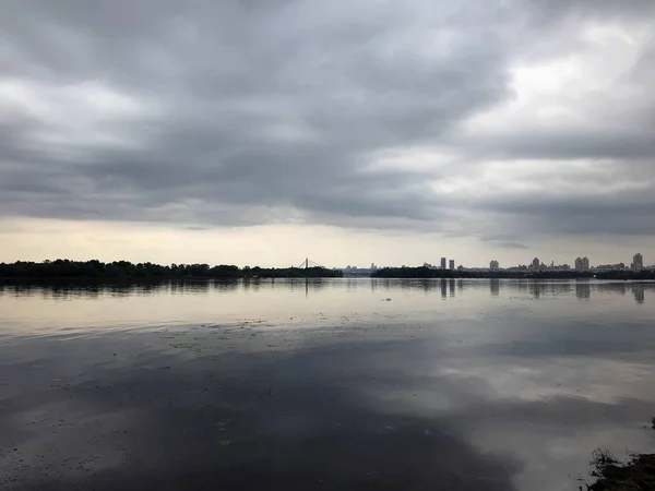 Pochmurny Poranek Nad Rzeką Początku Lata — Zdjęcie stockowe