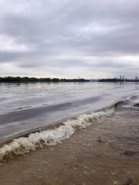 Yaz başlarında nehirde bulutlu sabah