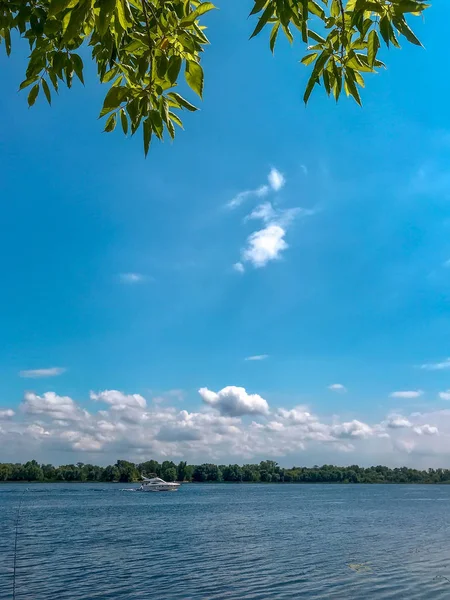 Yaz başlarında nehirde bulutlu sabah