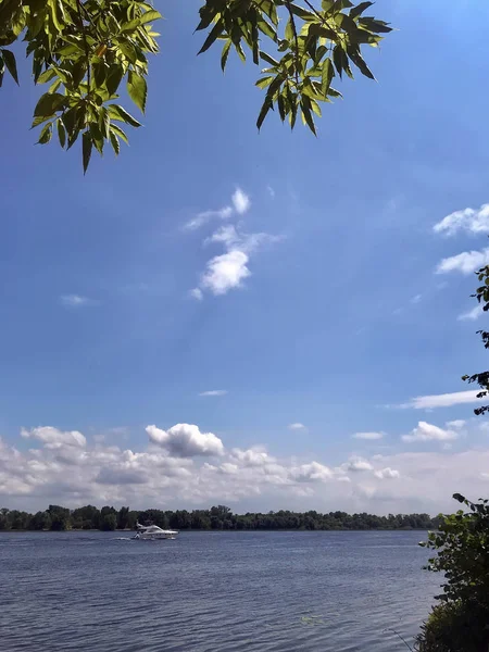 Yaz başlarında nehirde bulutlu sabah