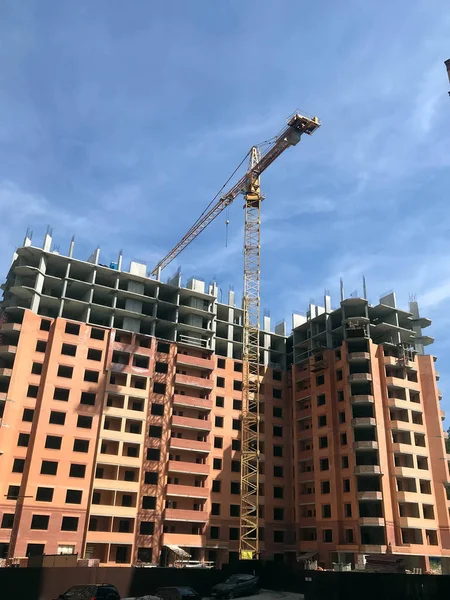 çok katlı kırmızı tuğla ev yapım aşamasında