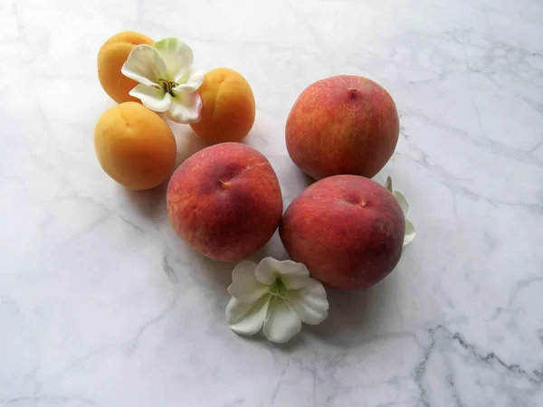 Pfirsiche Und Aprikosen Liegen Schön Auf Dem Tisch — Stockfoto