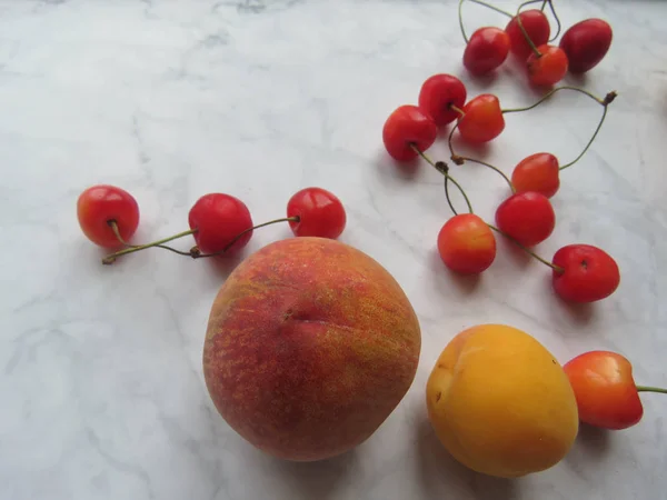 Pfirsiche Aprikosen Und Süßkirschen Liegen Schön Auf Dem Tisch — Stockfoto