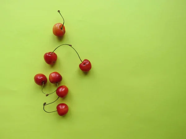 Červené Třešně Krásně Leží Žluté Tabulky — Stock fotografie