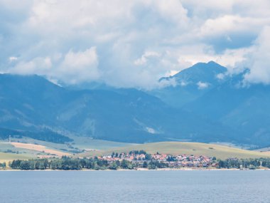 Yaz Gölü ve dağlar