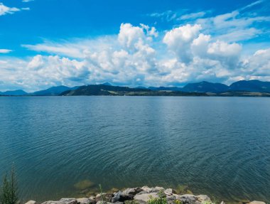 Yaz Gölü ve dağlar