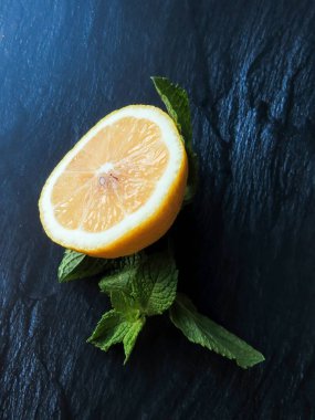 bir dilim limon ve nane fışkın