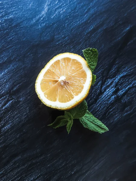 bir dilim limon ve nane fışkın