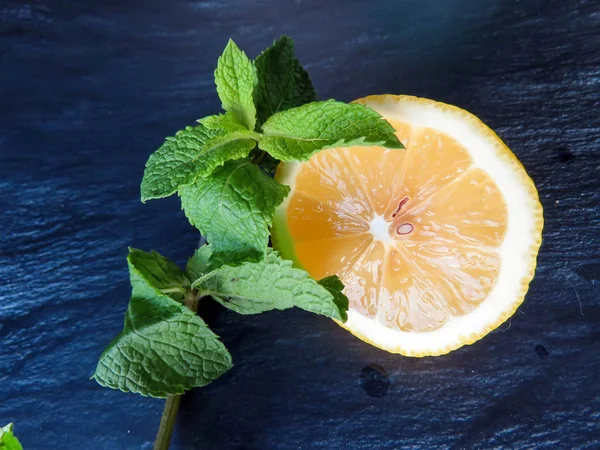 bir dilim limon ve nane fışkın