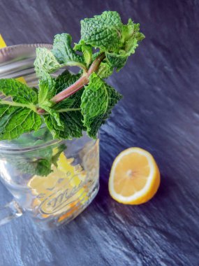 Kiev/Ukrayna - 06 Temmuz 2018: mason kavanoza bir dilim limon ve nane ile