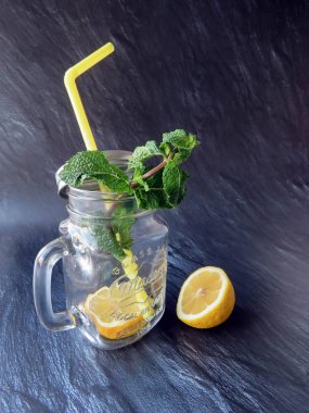 Kiev/Ukrayna - 06 Temmuz 2018: mason kavanoza bir dilim limon ve nane ile