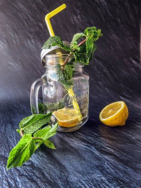 Kiev/Ukrayna - 06 Temmuz 2018: mason kavanoza bir dilim limon ve nane ile