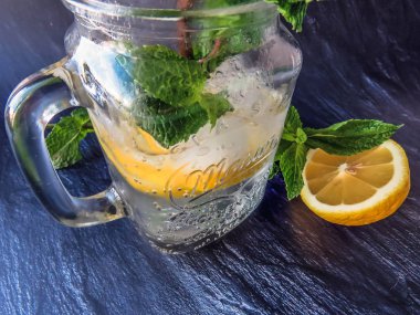 Kiev/Ukrayna - 06 Temmuz 2018: mason kavanoza bir dilim limon ve nane ile