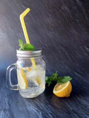 Kiev/Ukrayna - 06 Temmuz 2018: mason kavanoza bir dilim limon ve nane ile