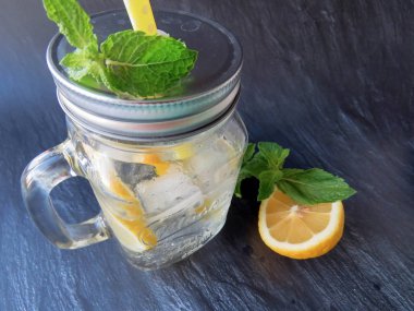 Kiev/Ukrayna - 06 Temmuz 2018: mason kavanoza bir dilim limon ve nane ile