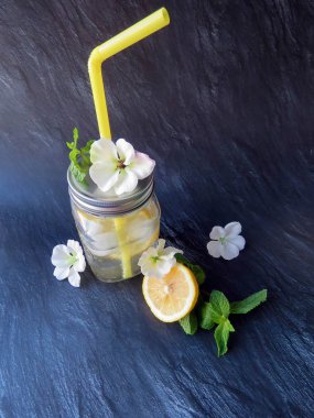 Kiev/Ukrayna - 06 Temmuz 2018: mason kavanoza bir dilim limon ve nane ile