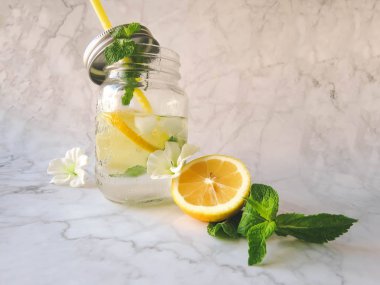 Kiev/Ukrayna - 06 Temmuz 2018: mason kavanoza bir dilim limon ve nane ile