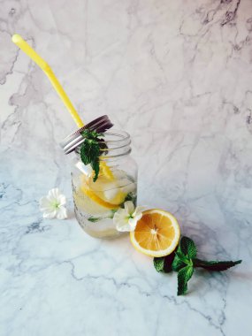 Kiev/Ukrayna - 06 Temmuz 2018: mason kavanoza bir dilim limon ve nane ile