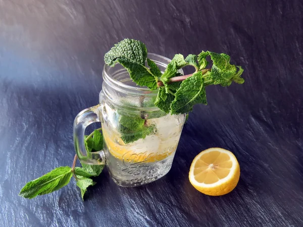 Kiev/Ukrayna - 06 Temmuz 2018: mason kavanoza bir dilim limon ve nane ile