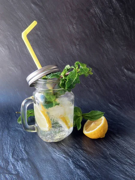 Kiev/Ukrayna - 06 Temmuz 2018: mason kavanoza bir dilim limon ve nane ile