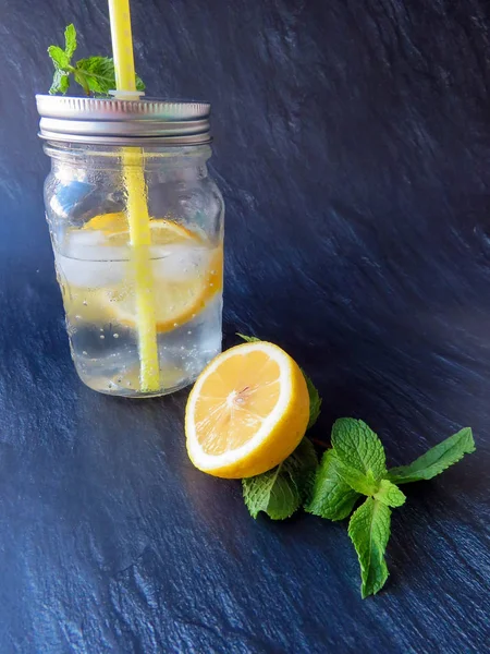 Kiev/Ukrayna - 06 Temmuz 2018: mason kavanoza bir dilim limon ve nane ile