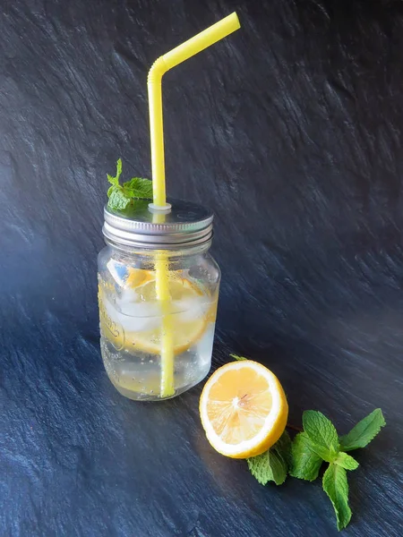 Kiev/Ukrayna - 06 Temmuz 2018: mason kavanoza bir dilim limon ve nane ile