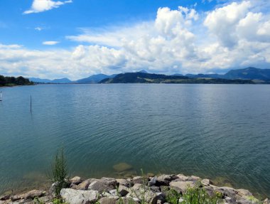 yaz güneşli gün dağ Gölü