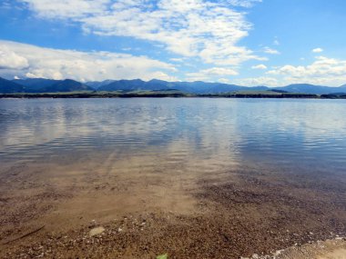 yaz güneşli gün dağ Gölü