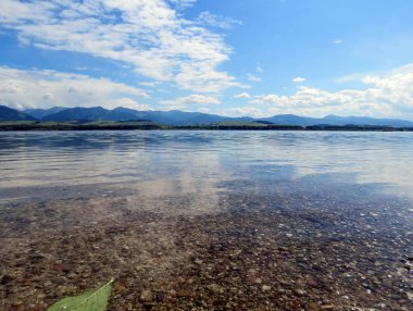 yaz güneşli gün dağ Gölü