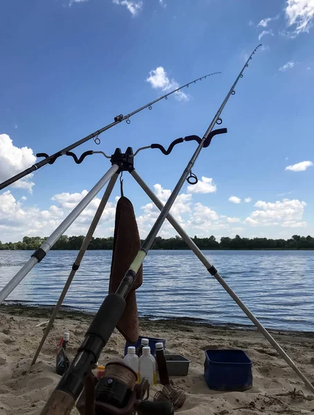 浜辺の川の夏釣り — ストック写真