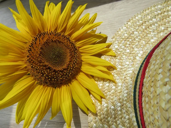 Strohhut Und Sonnenblumen Auf Hölzernem Hintergrund — Stockfoto