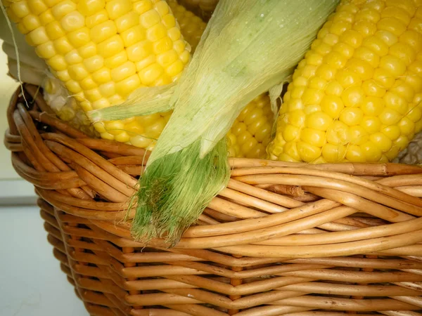 Reife Natürliche Maiskolben Einem Korb Gesunde Ernährung Umweltfreundliche Produkte Bio — Stockfoto