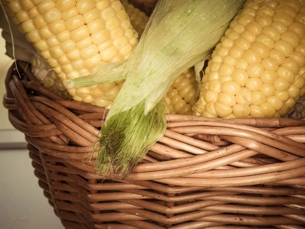 Reife Natürliche Maiskolben Einem Korb Gesunde Ernährung Umweltfreundliche Produkte Bio — Stockfoto