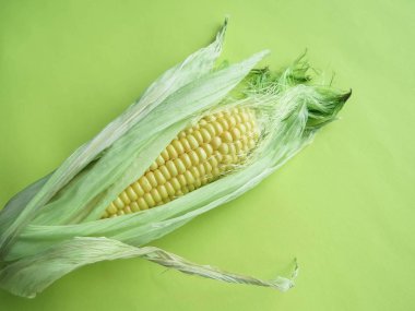 Olgun doğal Mısır koçanı. sağlıklı beslenme. çevre dostu ürünler. Organik gıda. Stil üstten görünüm