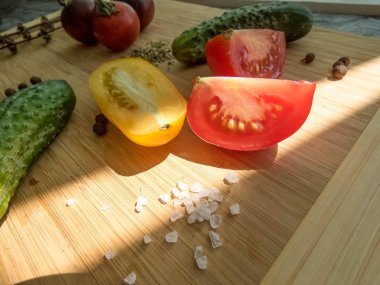 dilimlenmiş kırmızı ve sarı domates ve salatalık ahşap bir gemide. sağlıklı beslenme. çevre dostu ürünler. Organik gıda. Stil Top görünümü Grup nesneleri