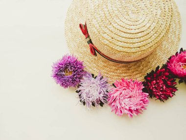 Stilize kadınsı flatlay şapkalı, aster demet izole üzerinde beyaz üstten görünüm kadar alay et. Yukarıdaki kadın aksesuarları. Grup nesneleri kopya alanı