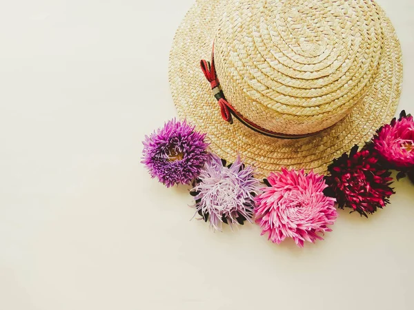 Stilizzato Flatlay Femminile Con Cappello Mazzo Aster Mock Isolato Sulla — Foto Stock