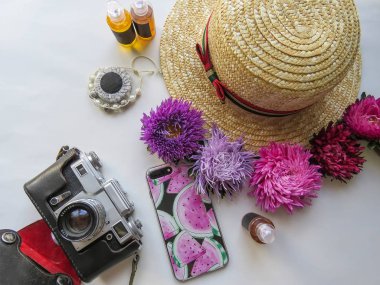Kamera, şapka, aster, bilezik ve akıllı telefon ile stilize kadınsı flatlay izole üzerinde beyaz üstten görünüm kadar alay et. Yukarıdaki kadın aksesuarları. Grup nesneleri