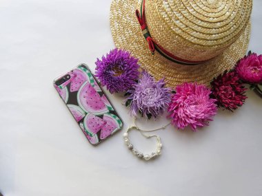 Şapka, aster, bilezik ve akıllı telefon ile stilize kadınsı flatlay izole üzerinde beyaz üstten görünüm kadar alay et. Yukarıdaki kadın aksesuarları. Grup nesneleri kopya alanı