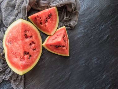 bir koyu arka plan yaz yiyecek arka plan sağlıklı yeme üzerine kırmızı karpuz. çevre dostu ürünler. organik meyve. boşaltmak. Organik gıda. Stil üstten görünüm
