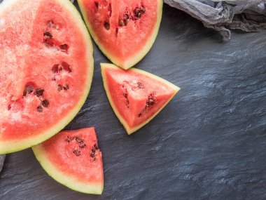 bir koyu arka plan yaz yiyecek arka plan sağlıklı yeme üzerine kırmızı karpuz. çevre dostu ürünler. organik meyve. boşaltmak. Organik gıda. Stil üstten görünüm