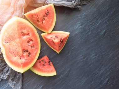 bir koyu arka plan yaz yiyecek arka plan sağlıklı yeme üzerine kırmızı karpuz. çevre dostu ürünler. organik meyve. boşaltmak. Organik gıda. Stil üstten görünüm