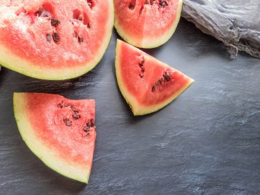 bir koyu arka plan yaz yiyecek arka plan sağlıklı yeme üzerine kırmızı karpuz. çevre dostu ürünler. organik meyve. boşaltmak. Organik gıda. Stil üstten görünüm