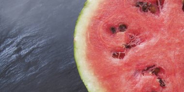 bir koyu arka plan yaz yiyecek arka plan sağlıklı yeme üzerine kırmızı karpuz. çevre dostu ürünler. organik meyve. boşaltmak. Organik gıda. Stil üstten görünüm