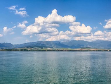 arka plan doğa stili doğa yaz göl ve dağların güneşli bir yaz