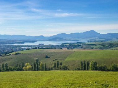 Gölün berrak turkuaz su ile dağlarla çevrilidir. Liptovska Mara Slovakya. Ekolojik ve aktif Turizm kavramı. Doğa Sonbahar.